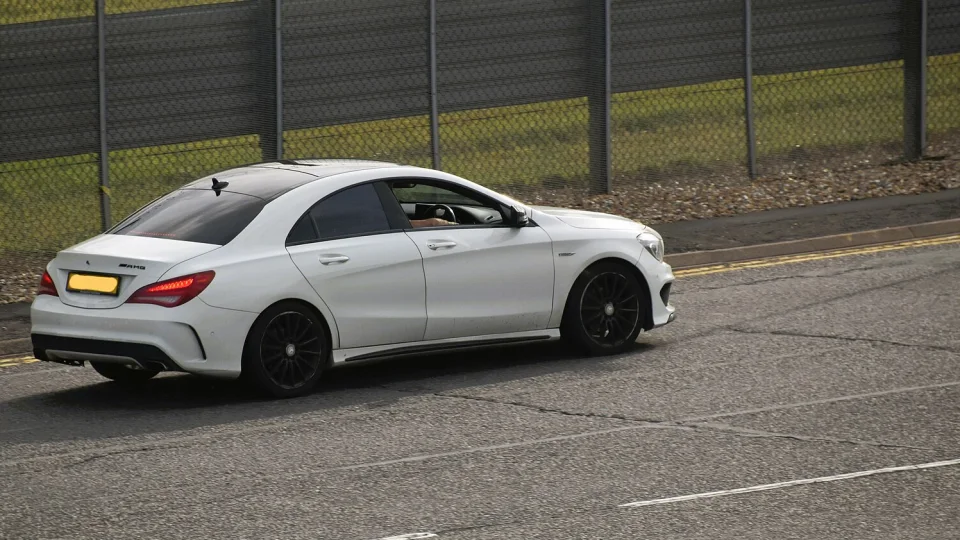 Mercedes-Benz CLA 200 AMG - ảnh chi tiết 2