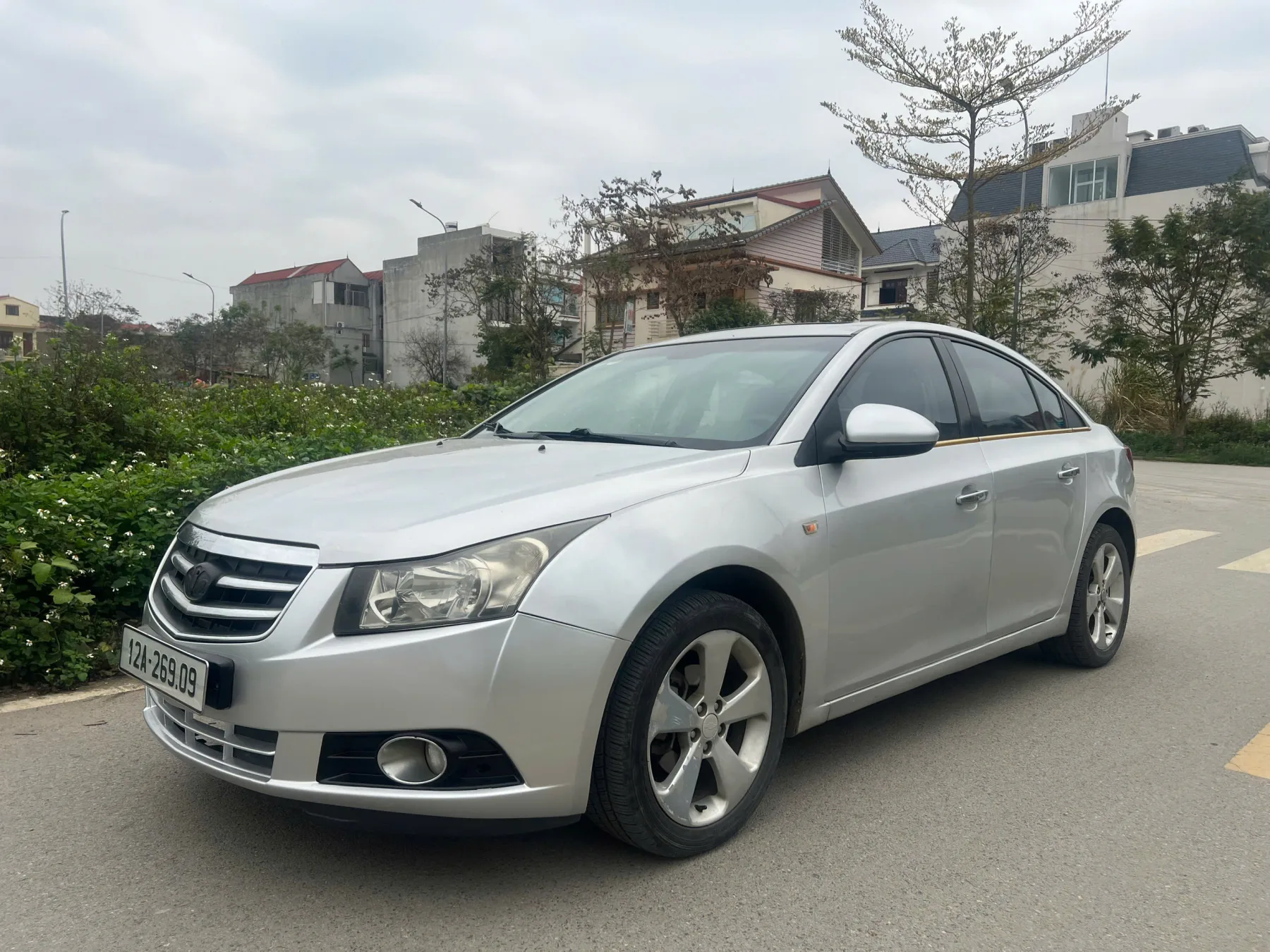 Daewoo Lacetti 2009 màu bạc, xe còn rất đẹp, thân vỏ keo chỉ zin, máy gầm ngon