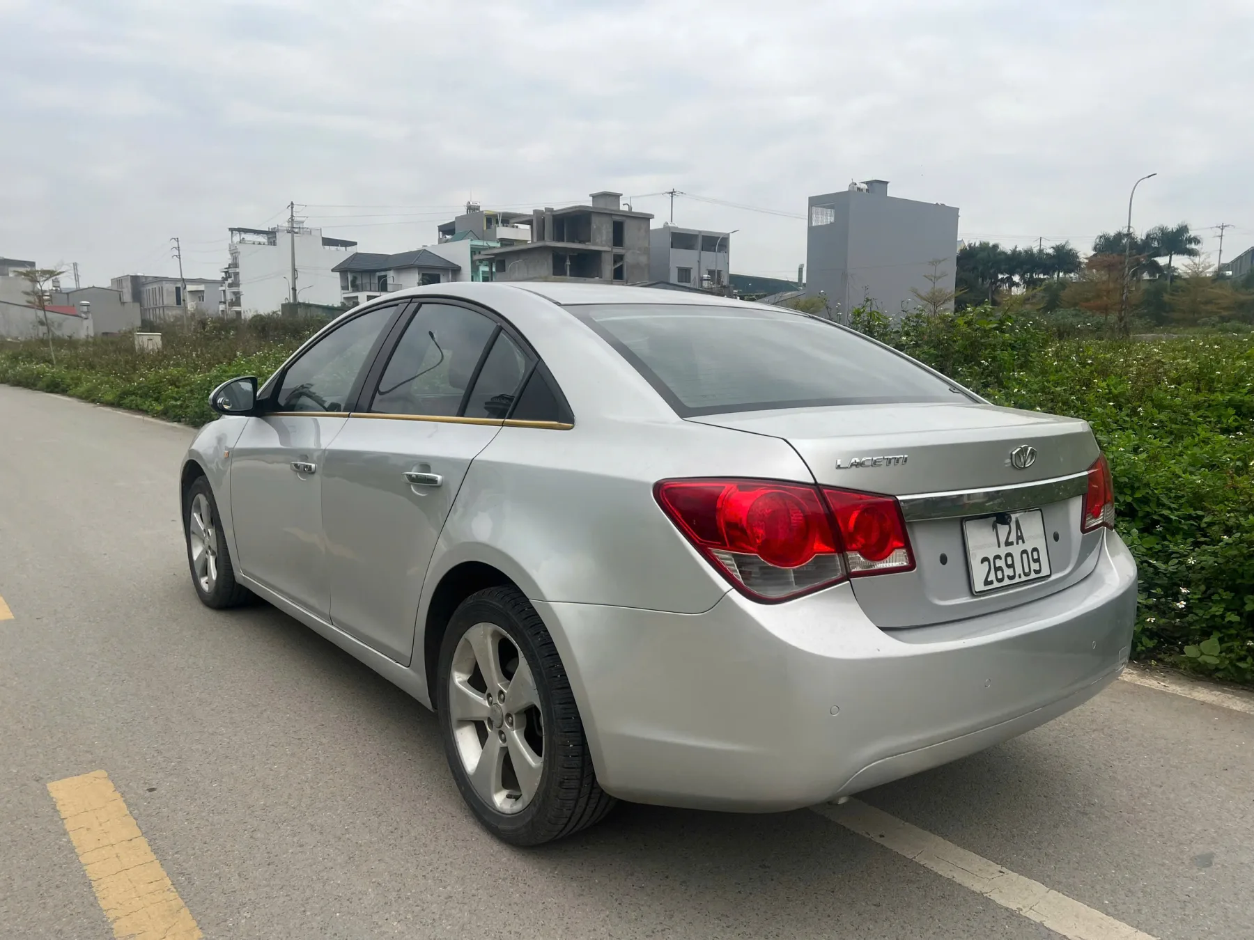 Daewoo Lacetti 2009 màu bạc, xe còn rất đẹp, thân vỏ keo chỉ zin, máy gầm ngon - ảnh chi tiết 2
