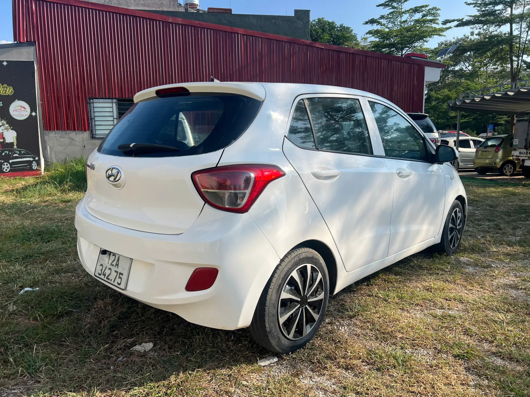 Hyundai Grand i10 2014 · Màu trắng xe rất đẹp và chất - ảnh chi tiết 2