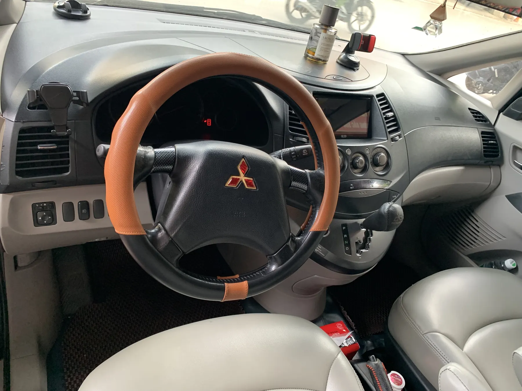 Mitsubishi Grandis 2.4 AT 2005 - ảnh 7